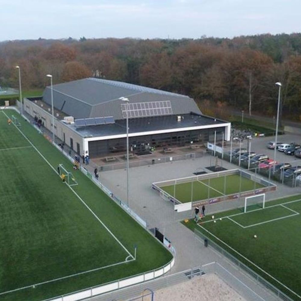 Luchtfoto van Sporthal de Achterberg met de sportvelden